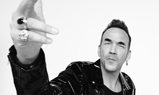 Μπουμ! Ο Πάνος Μουζουράκης live στον Κήπο του Μεγάρου