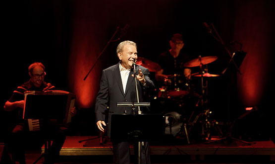 Μανώλης Μητσιάς: Θαλασσινά φεγγάρια μακρινά, στους ουρανούς του Νίκου Γκάτσου