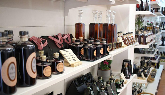 Γευσιγνωσία λικέρ στο Showroom της ποτοποιίας Πολυκαλά